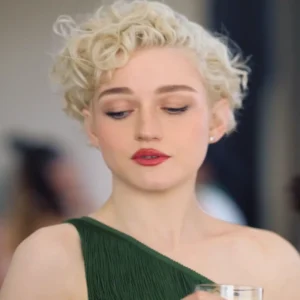  Nespresso: The Bet (2023). Julia Garner, Simone Ashley y George Clooney, corto publicitario.3.webp