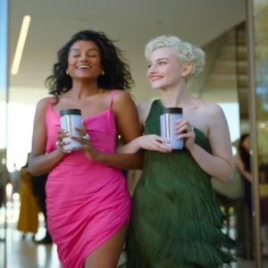  Nespresso: The Bet (2023). Julia Garner, Simone Ashley y George Clooney, corto publicitario.1.webp