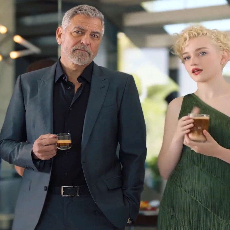  Nespresso: The Bet (2023). Julia Garner, Simone Ashley y George Clooney, corto publicitario.7.webp