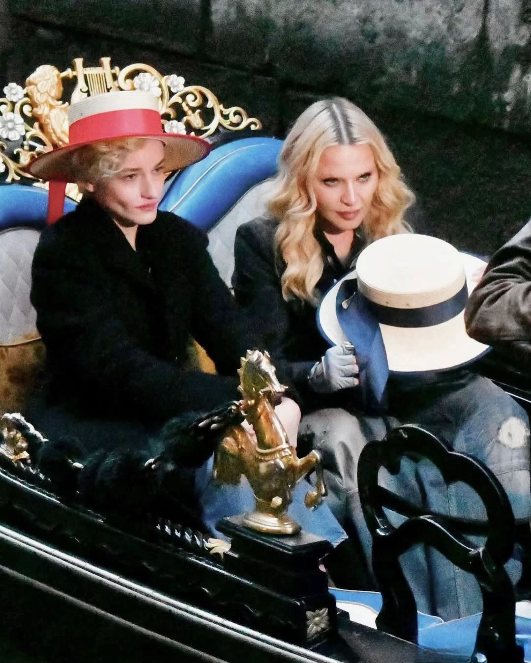 Madonna y Julia Garner e Venecia, grabando escenas para la serie The Studio de Apple Tv.webp