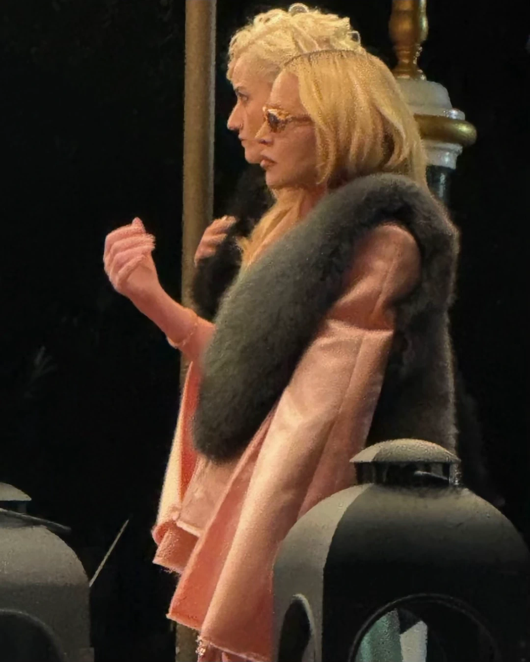 Madonna y Julia Garner e Venecia, grabando escenas para la serie The Studio de Apple Tv. Depués pasarás a Netflix para comenzar el rodaje del biopic "Madonna".webp