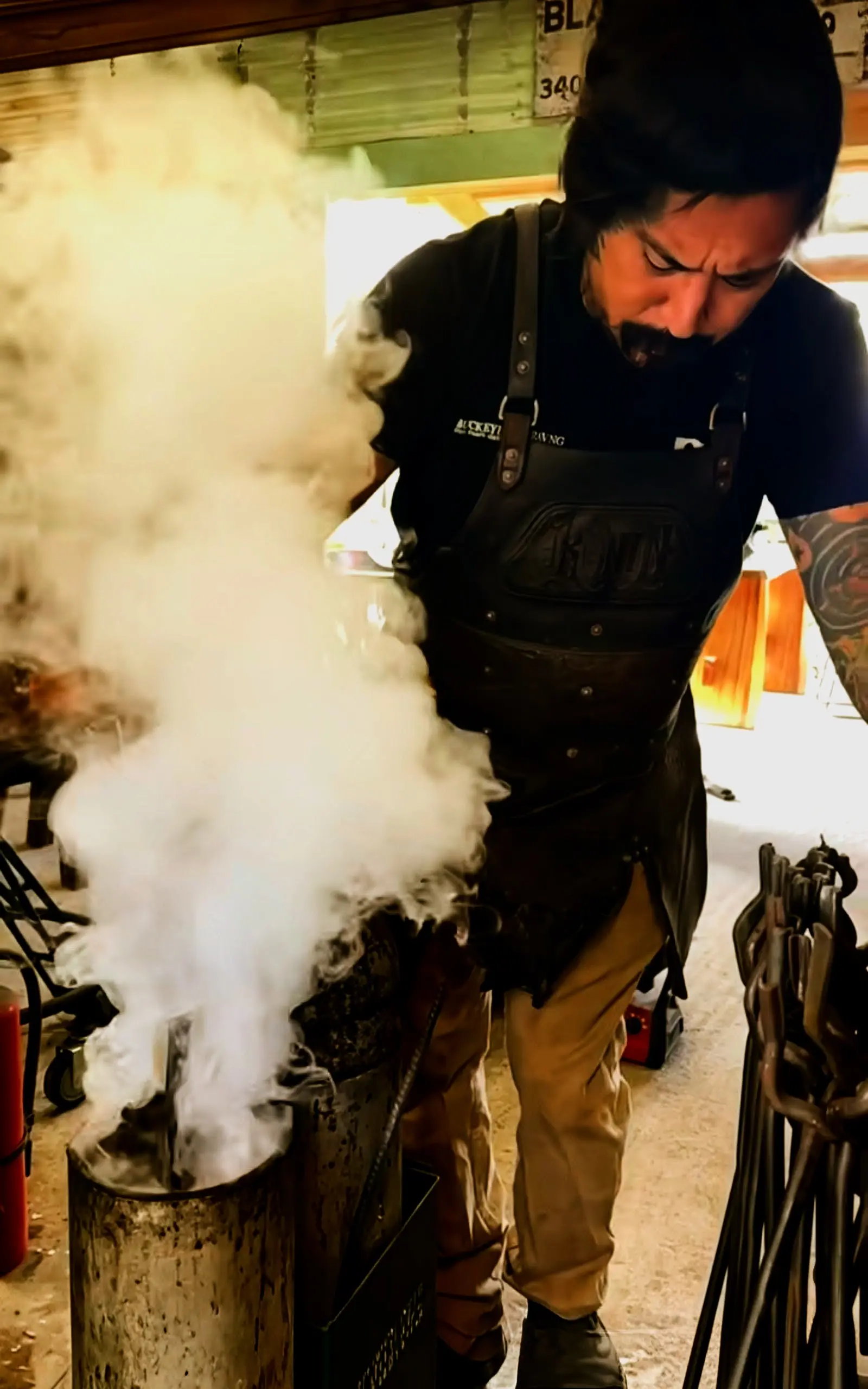 Neil Kasimura herrero de elite, en su fragua. fabricando uno de sus cuchillos. Amigo de Jason Momoa. Herrero. Buschcraft. Cuchillos de supervivencia. Feedcult.com