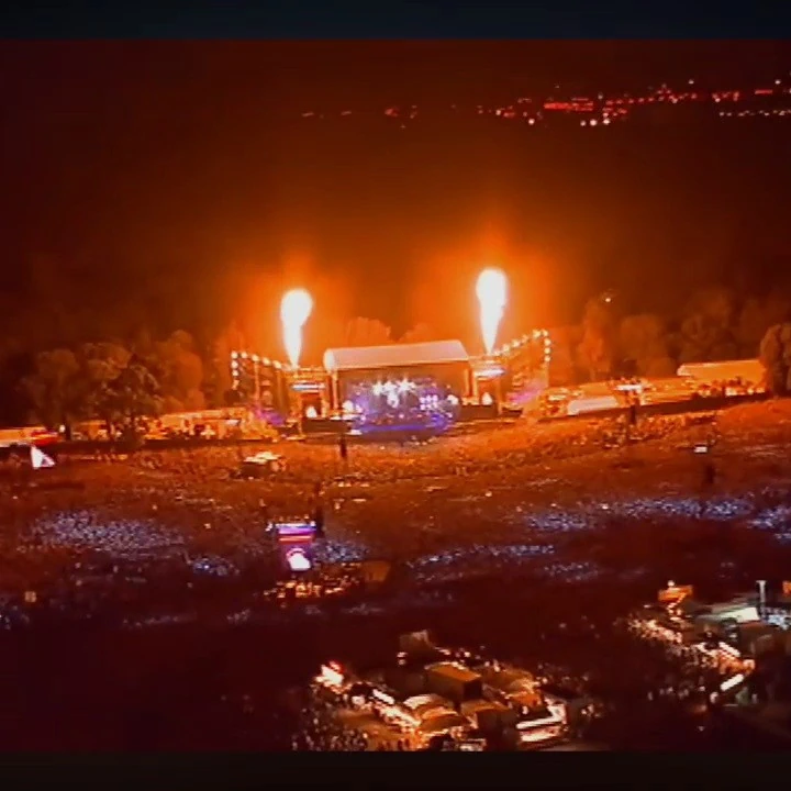 Robbie willians, llegó a vender más discos que los Beetles, en la actualidad sigue llenando estadios.7.webp