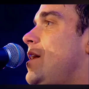 Robbie Willians en concierto, mád e80 mil personas coreando sus canciones y su amigo y mánager: Guy Chambers no solo fue el director musical y teclista de su banda.5.. webp