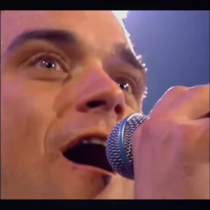 Robbie Willians en concierto, mád e80 mil personas coreando sus canciones y su amigo y mánager: Guy Chambers no solo fue el director musical y teclista de su banda.4.. webp