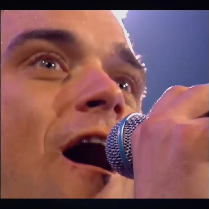 Robbie Willians en concierto, mád e80 mil personas coreando sus canciones y su amigo y mánager: Guy Chambers no solo fue el director musical y teclista de su banda.4.. webp