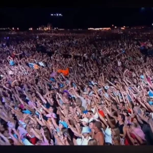 Robbie Willians en concierto, mád e80 mil personas coreando sus canciones y su amigo y mánager: Guy Chambers no solo fue el director musical y teclista de su banda.2.. webp