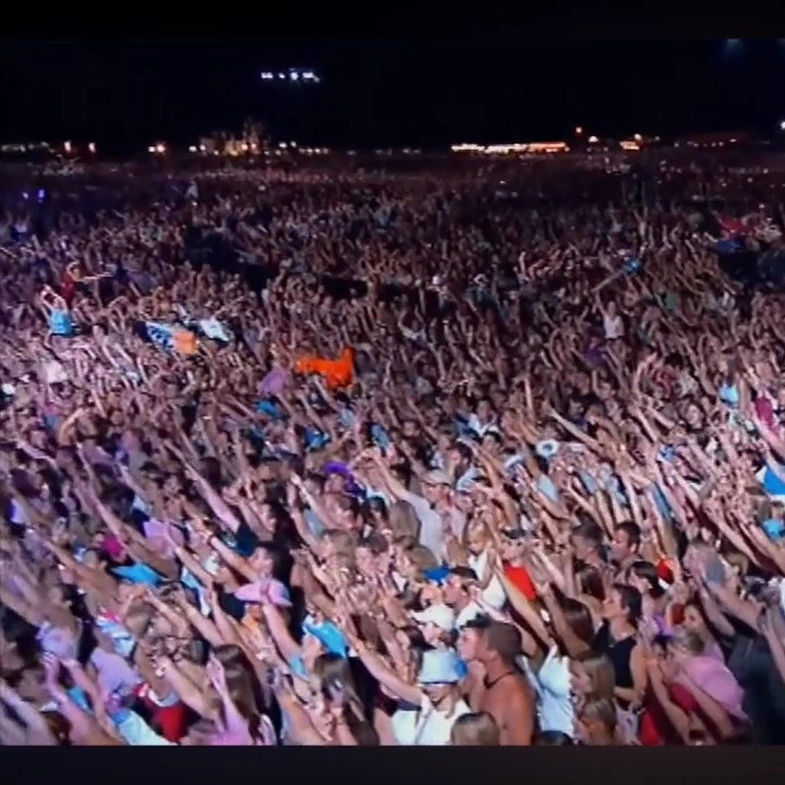 Robbie Willians en concierto, mád e80 mil personas coreando sus canciones y su amigo y mánager: Guy Chambers no solo fue el director musical y teclista de su banda.2.. webp