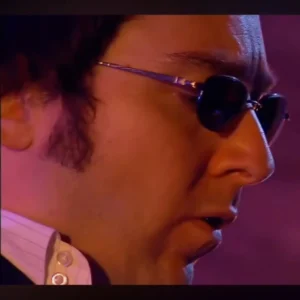 Robbie Willians en concierto, mád e80 mil personas coreando sus canciones y su amigo y mánager: Guy Chambers no solo fue el director musical y teclista de su banda.1. webp