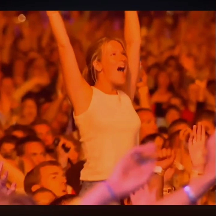 Robbie willians, llegó a vender más discos que los Beetles, en la actualidad sigue llenando estadios.6.webp