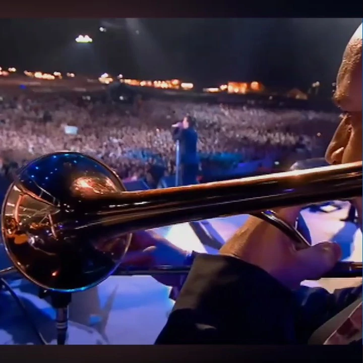 Robbie willians, llegó a vender más discos que los Beetles, en la actualidad sigue llenando estadios.5.webp