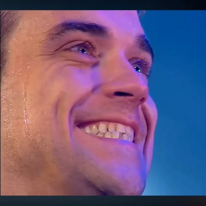 Robbie willians, llegó a vender más discos que los Beetles, en la actualidad sigue llenando estadios.4.webp