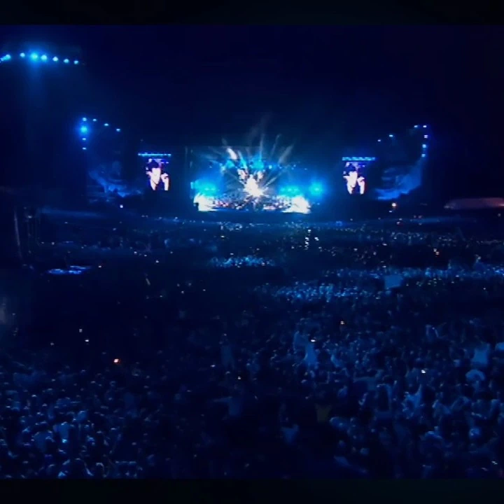 Robbie willians, llegó a vender más discos que los Beetles, en la actualidad sigue llenando estadios.3.webp