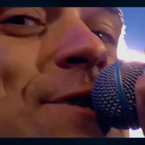 Robbie willians, llegó a vender más discos que los Beetles, en la actualidad sigue llenando estadios.1.webp