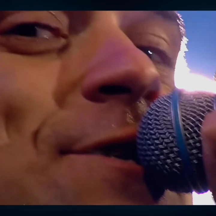 Robbie willians, llegó a vender más discos que los Beetles, en la actualidad sigue llenando estadios.1.webp