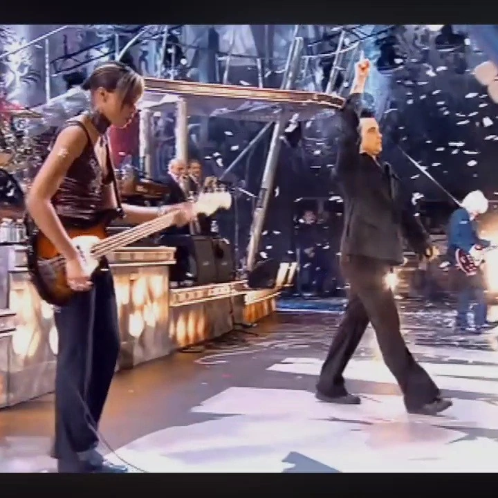 Robbie willians, llegó a vender más discos que los Beetles, en la actualidad sigue llenando estadios.webp