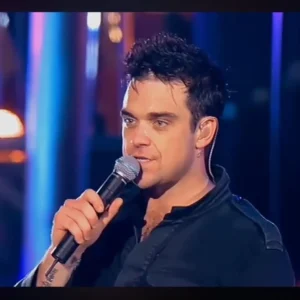 Robbie Willians en concierto, mád e80 mil personas coreando sus canciones y su amigo y mánager: Guy Chambers no solo fue el director musical y teclista de su banda. webp