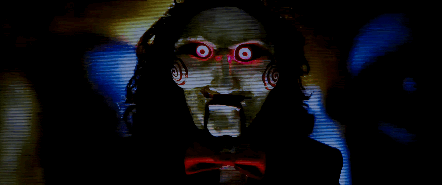 Billy, el muñeco de Jigsaw, antes de enseñar la nota: "Confiesa". Saw 8 (Jigsaw) 2017. Feedcult.com