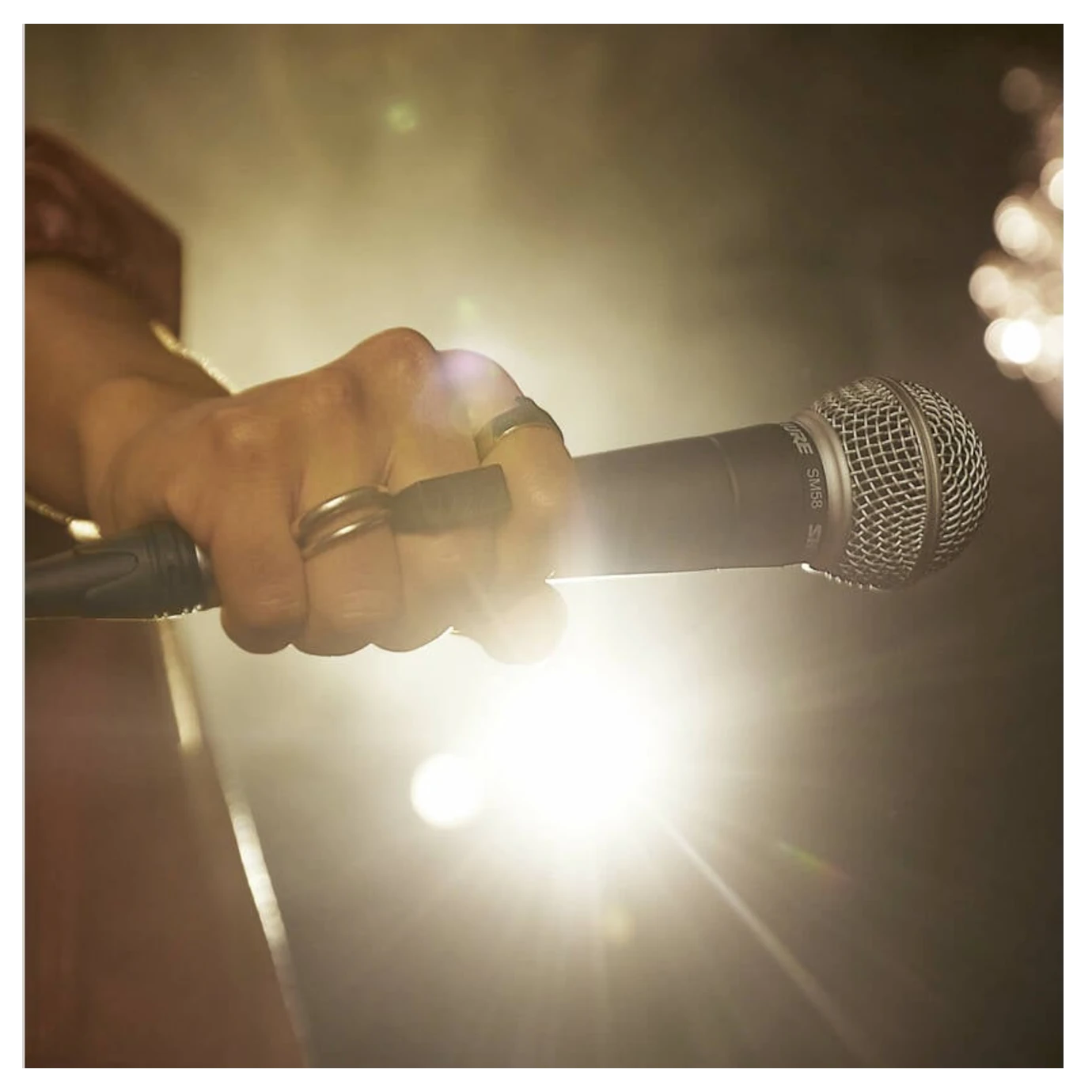 SHURE SM 58-superventas. dinámico. Usado ampliamente por cantantes famoso y presidentes de EEUU.   Rechaza ruidos del ambiente.2.webp