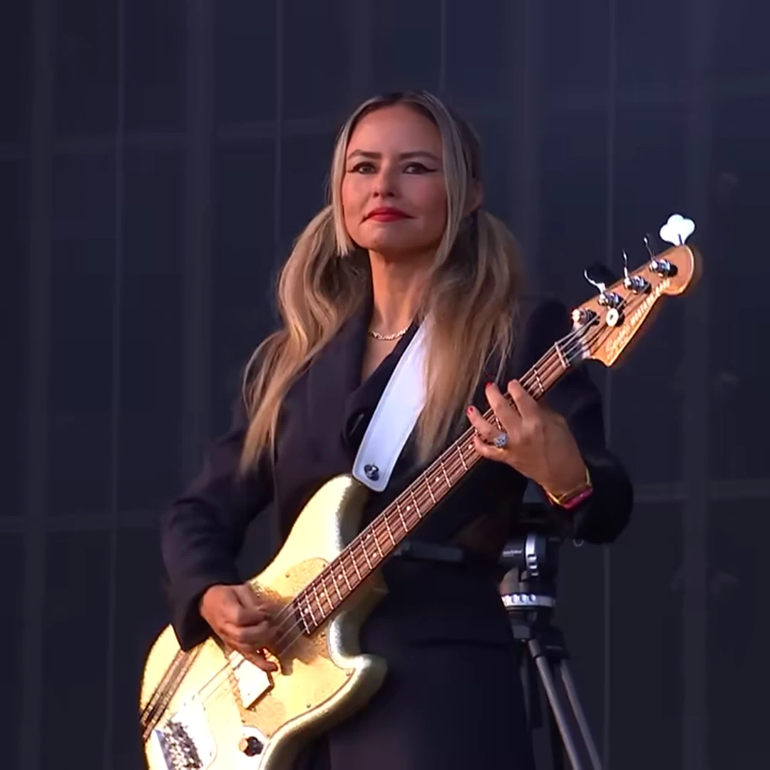 Ginger Reyes en el concierto México Capital año 2025, acompañando con su guitarra: Fender Precision Bass al grupo Garbage.1080/1080_webp