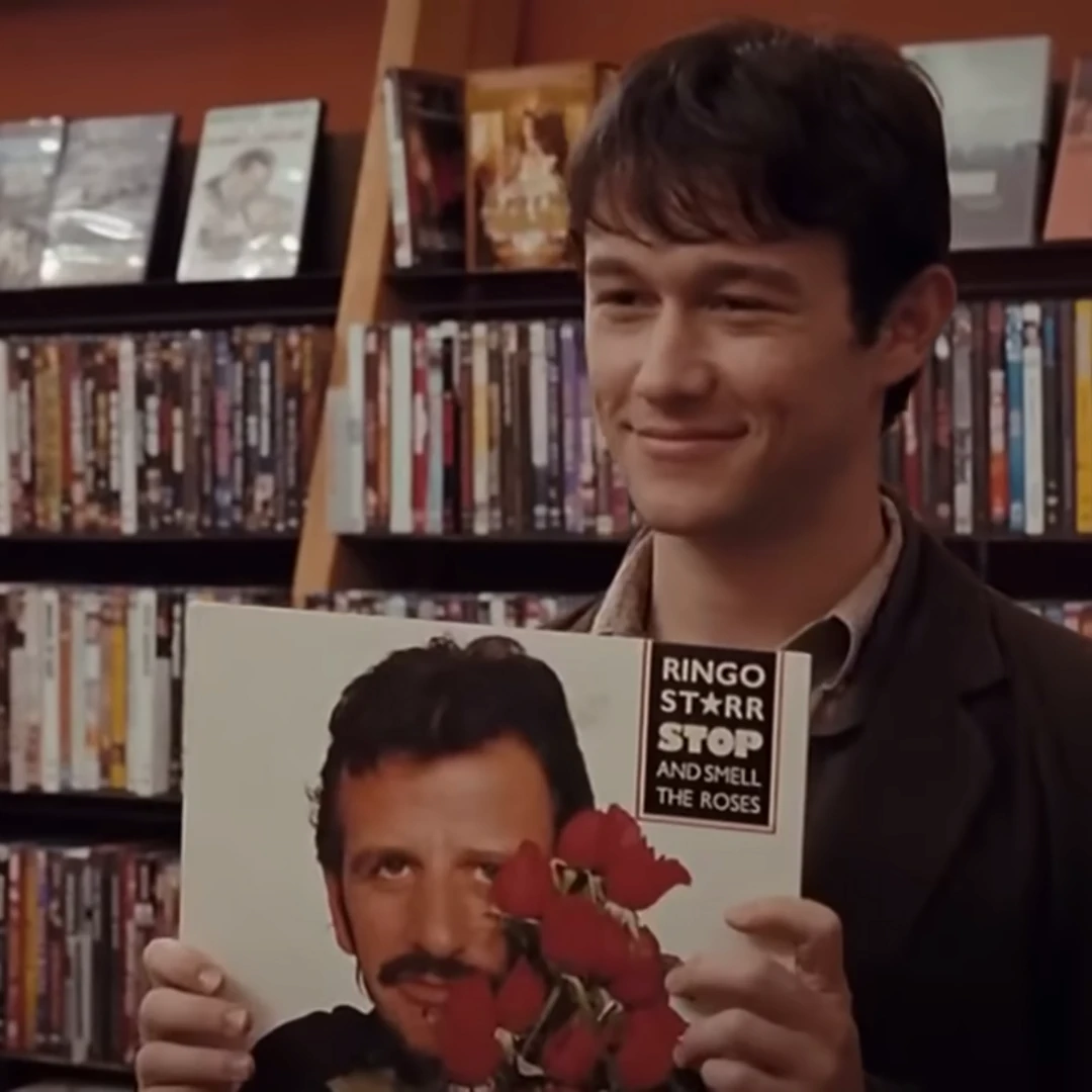 500 Days Of Summer. Zooey Deschanel. Gordon Levitt. escena en la tienda de discos. feedcult.com.7.webp