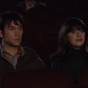 500 Days Of Summer. Zooey Deschanel. Gordon Levitt. escena en el cine, ella llora y el se siente confuso. feedcult.com.8.webp