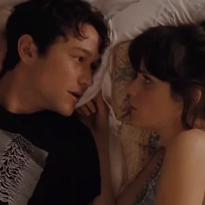 500 Days Of Summer. Zooey Deschanel. Gordon Levitt. tumbados en la cama, escena romántica. feedcult.com.4.webp