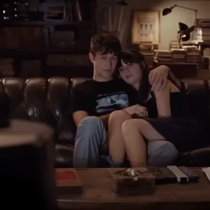 500 Days Of Summer. Zooey Deschanel. Gordon Levitt.mirando la televisión juntos. escena de sofá. feedcult.com.3.webp