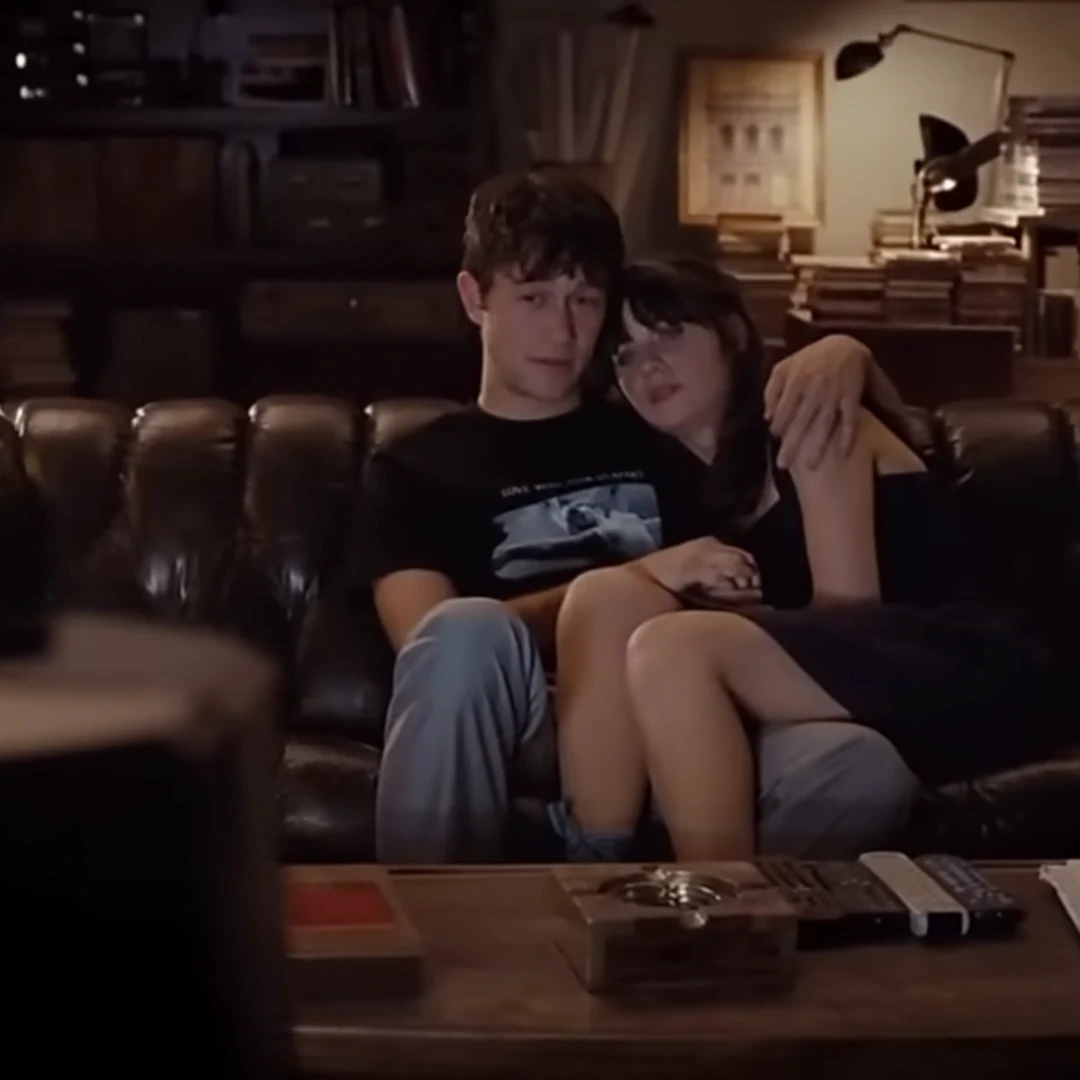 500 Days Of Summer. Zooey Deschanel. Gordon Levitt.mirando la televisión juntos. escena de sofá. feedcult.com.3.webp