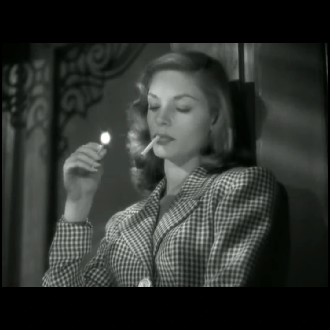 Lauren Bacall la esposa de Bogart, se dice que nunca dejaba a su esposo acudir solo a los clubs porque no se fiaba de Sinatra. webp