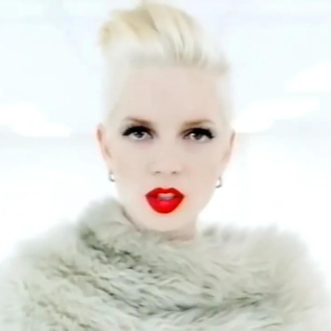 Shirley Manson imagen del video Breaking The Girl. 1080/1080_webp