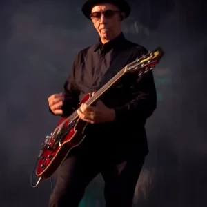 Duke Erikson con su bajo: Framus Star Bass. concierto en Escocia. Instrumento:.1080/1080_webp