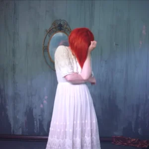 Shirley Manson vovalista de Garbage, imagen del video No Horses_formato: 1080/1080_wwebp