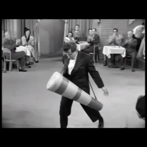 Desi Arnaz popularizó la música afrocubana, llevó la conga a los clubs de Miami y New York.webp