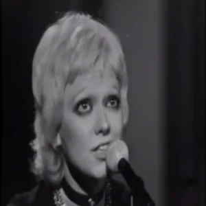 Rita Pavone interpretando la canción "Cuore" en el año 1971.7.webp