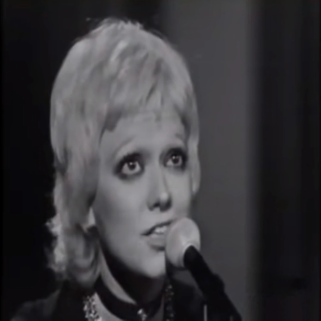 Rita Pavone interpretando la canción "Cuore" en el año 1971.7.webp