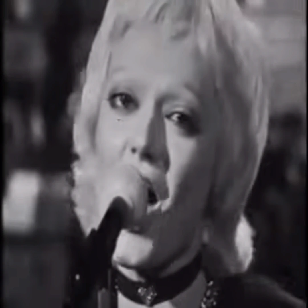 Rita Pavone interpretando la canción "Cuore" en el año 1971.6.webp