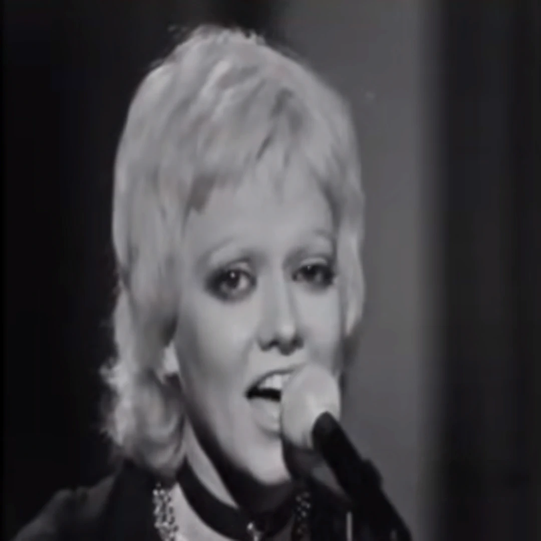 Rita Pavone interpretando la canción "Cuore" en el año 1971.5.webp