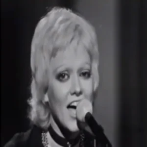 Rita Pavone interpretando la canción "Cuore" en el año 1971.4.webp