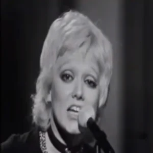 Rita Pavone interpretando la canción "Cuore" en el año 1971.3.webp