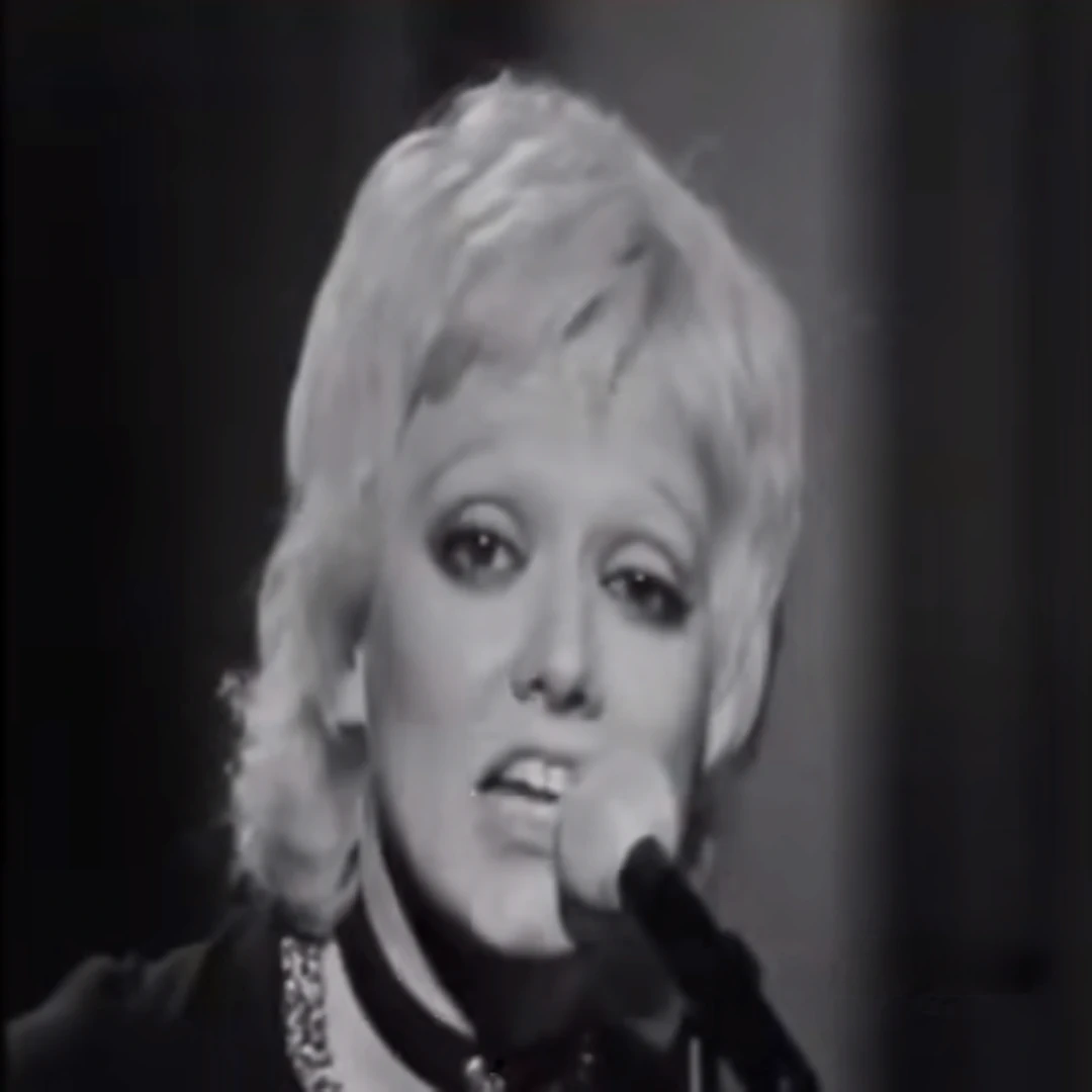 Rita Pavone interpretando la canción "Cuore" en el año 1971.3.webp