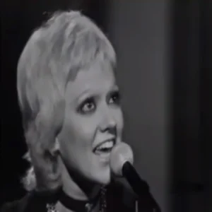 Rita Pavone interpretando la canción "Cuore" en el año 1971.2.webp