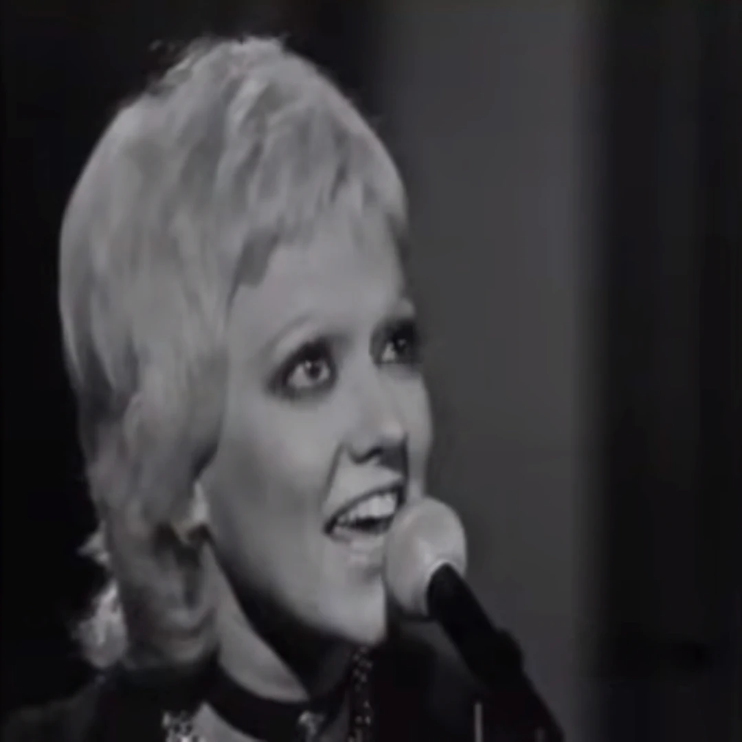 Rita Pavone interpretando la canción "Cuore" en el año 1971.2.webp