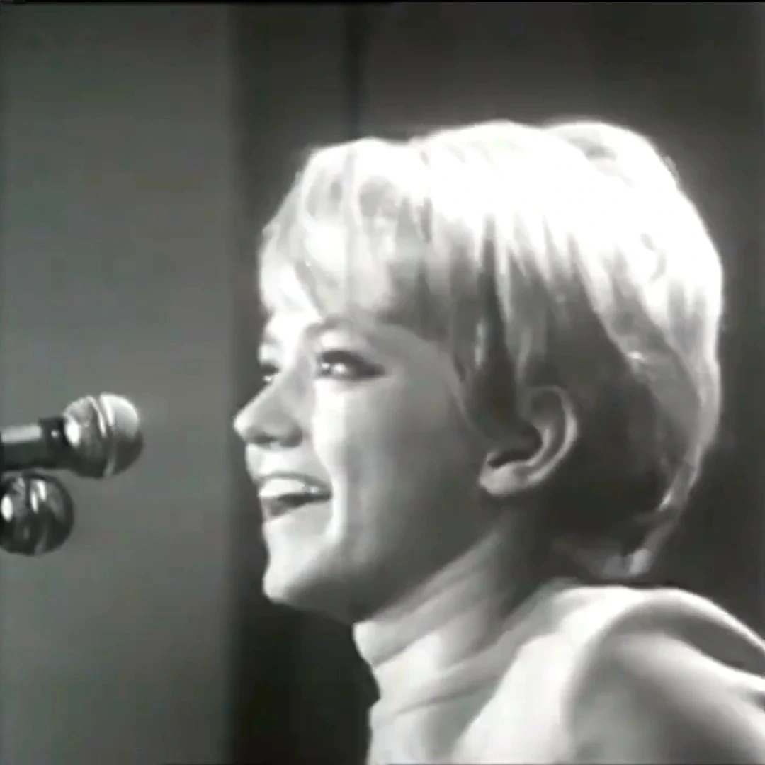 Rita Pavone Interpretó el tema 'Zucchero" en el festival de Sanremo.8. (1969)-webp