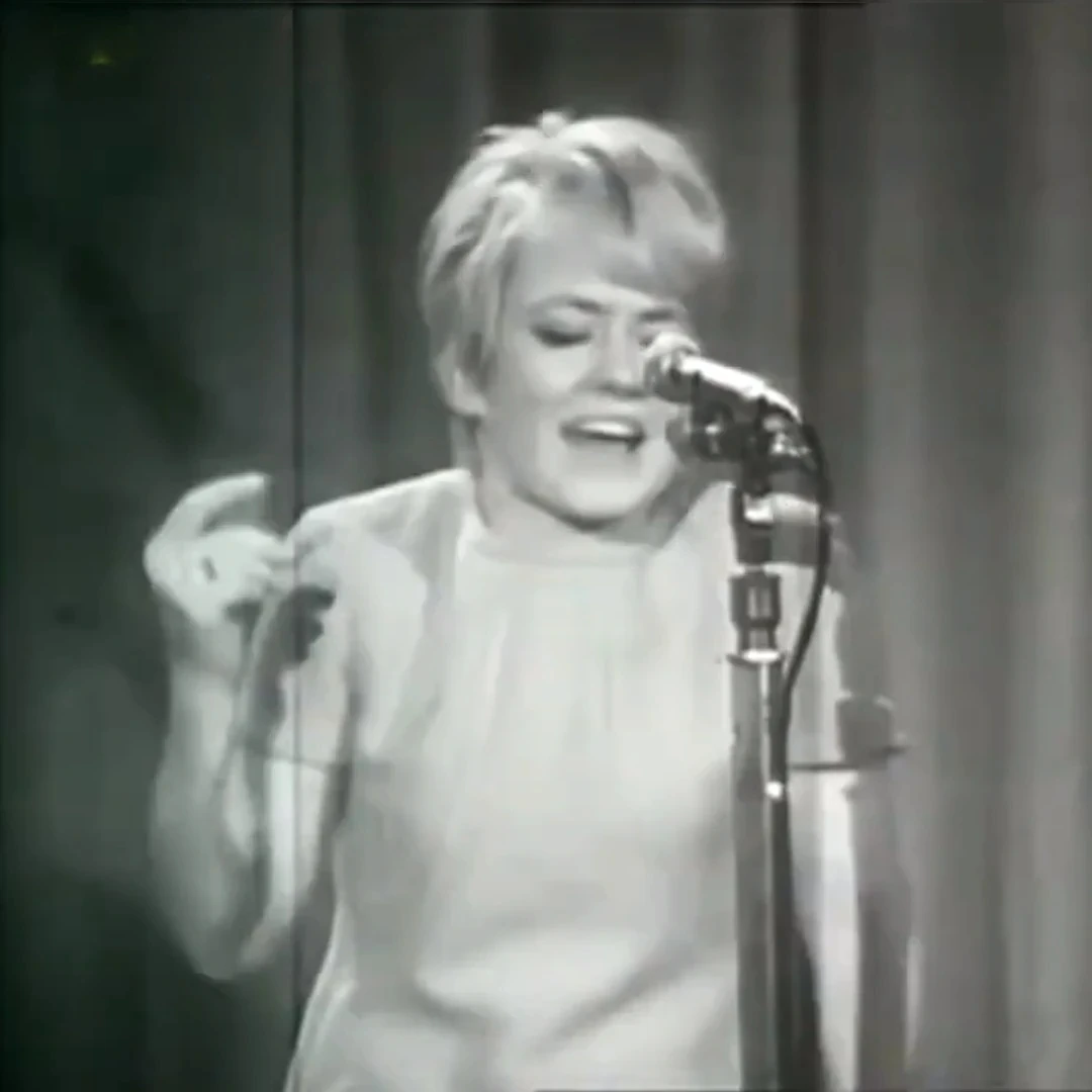 Rita Pavone Interpretó el tema 'Zucchero" en el festival de Sanremo.6. (1969)-webp