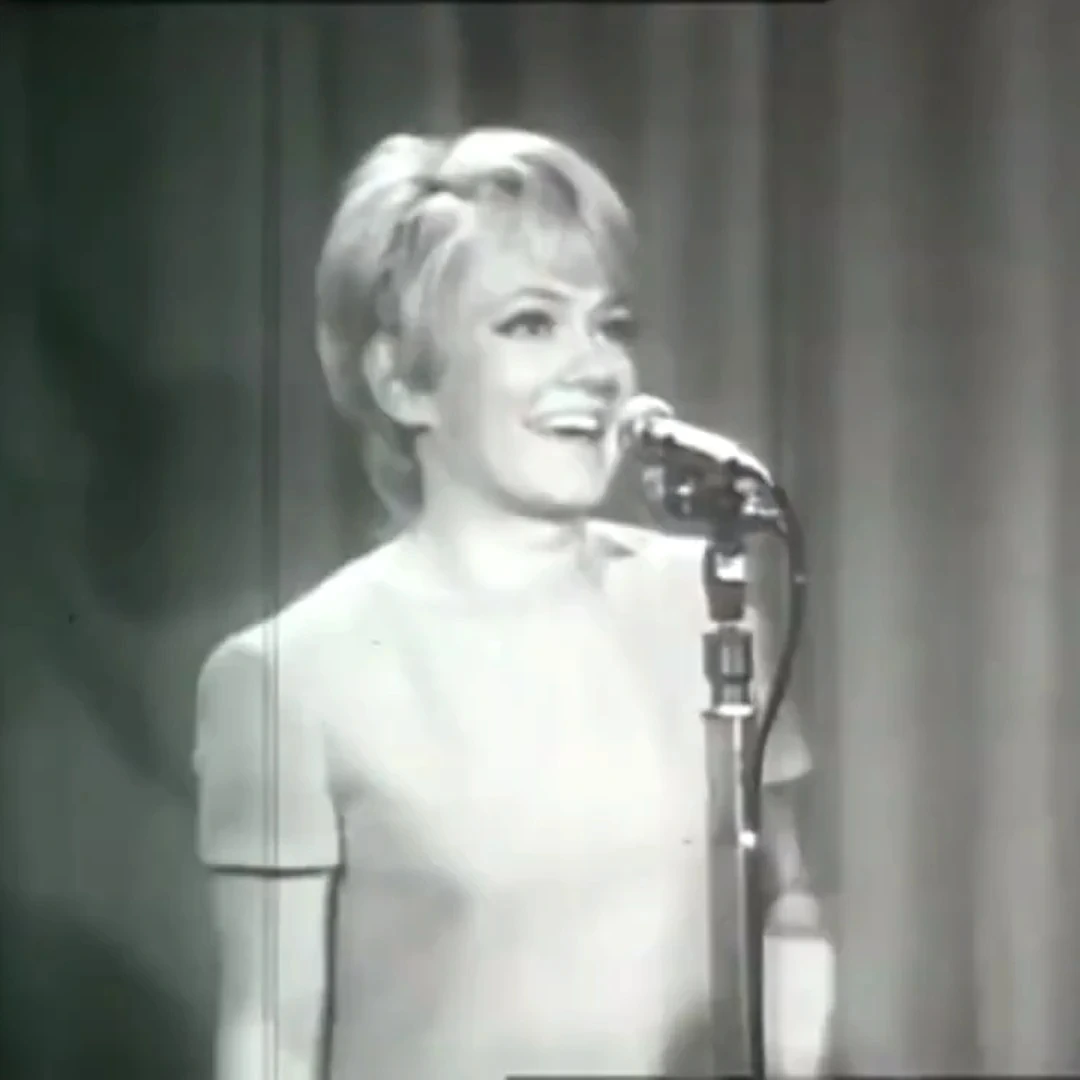Rita Pavone Interpretó el tema 'Zucchero" en el festival de Sanremo.4. (1969)-webp