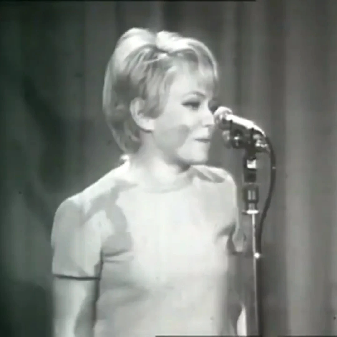 Rita Pavone Interpretó el tema 'Zucchero" en el festival de Sanremo.1. (1969)-webp