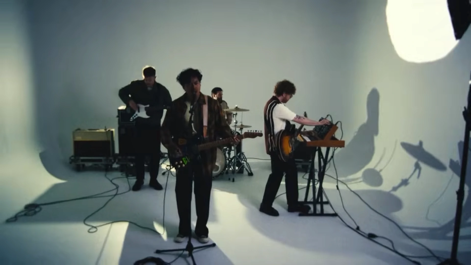 The Temper Trap en el video Sungazer, dirigido por Nikola Jokanovic y producido por Taya Oxenham. Feedcult.com. Formato:webp