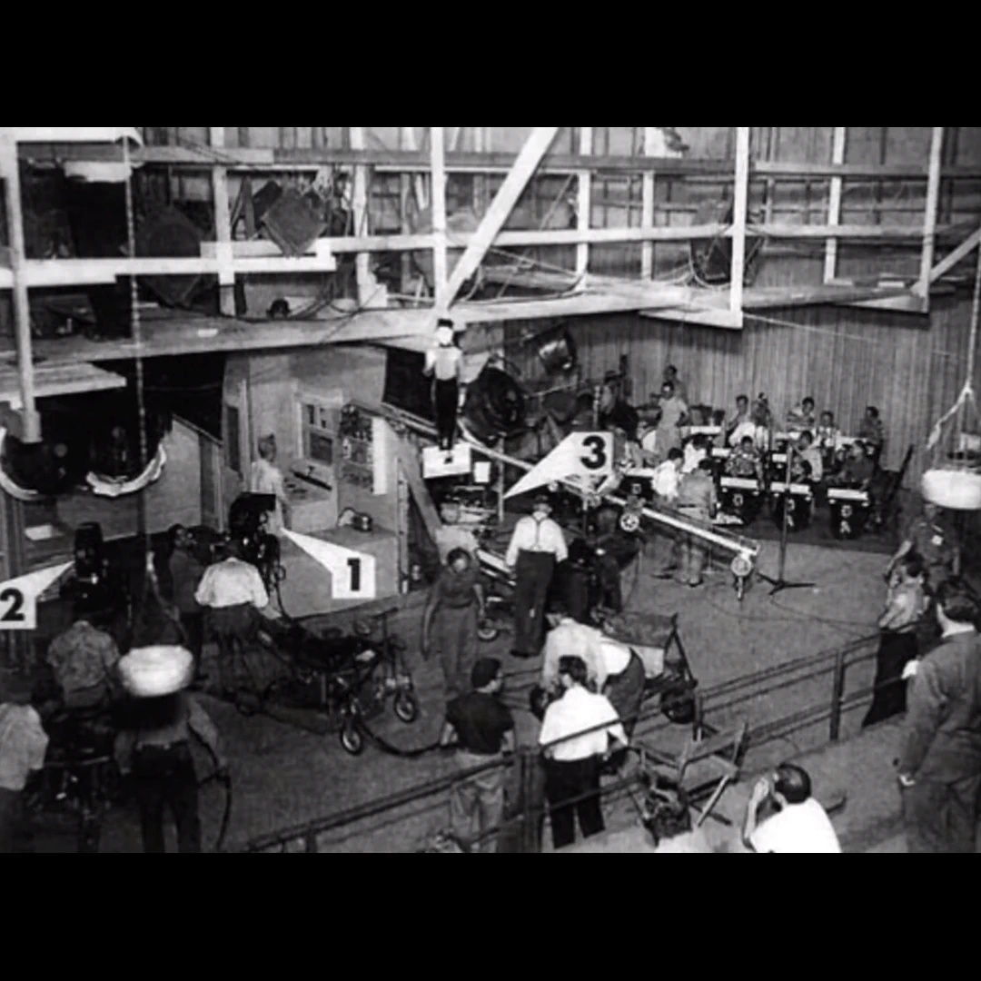 Karl Freund era un camarógrafo muy aclamado, fue la pieza indiscutible que terminoó llevó I Love Lucy a millones de hogares americanos con una calidad nunca vista.4.webp