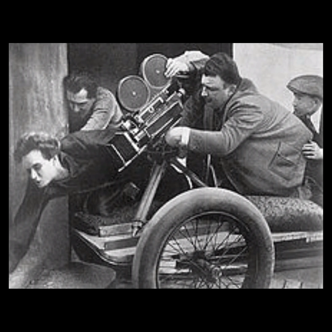 Karl Freund era un camarógrafo muy aclamado, fue la pieza indiscutible que terminoó llevó I Love Lucy a millones de hogares americanos con una calidad nunca vista.2.webp